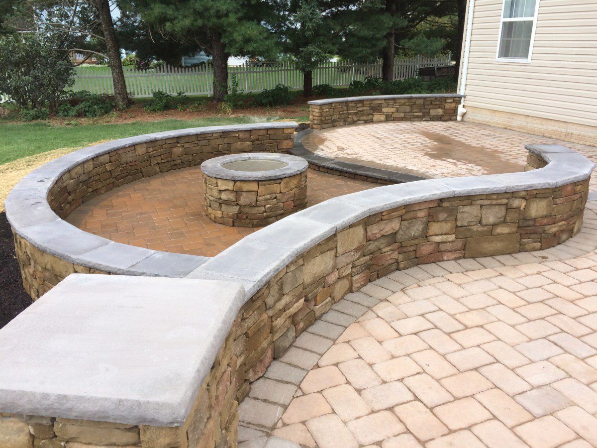 A fire pit sitting in the middle of an outdoor patio.